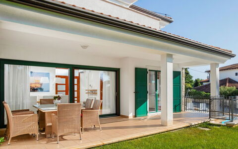 Villa Beach Front: Propriété, Bâtiment, Maison, Domicile, Immobilier, Façade, Architecture, Toit, Zone Résidentielle, Porche