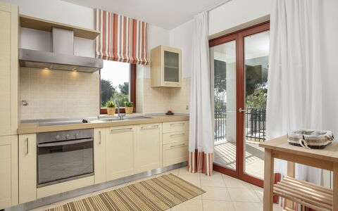 Villa Beach Front: Meubles, Propriété, Pièce, Cabinetry, Design Intérieur, Bâtiment, Comptoir, Cuisine, Sol, Immobilier