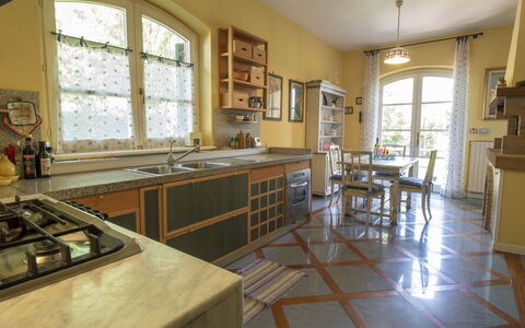 Nicoletta: Propriété, Comptoir, Pièce, Bâtiment, Sol, Meubles, Cuisine, Jaune, Design Intérieur, Maison