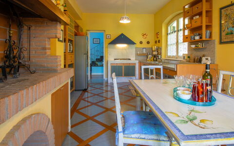 Nicoletta: Pièce, Propriété, Bâtiment, Jaune, Meubles, Table, Maison, Design Intérieur, Salle À Manger, Immobilier