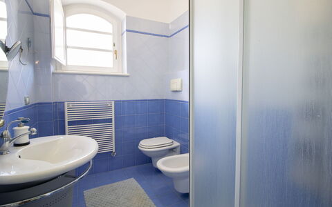 Nicoletta: Propriété, Robinet, Luminaire Plomberie, Évier, Lavabo, Miroir, Violet, Salle De Bains, Bâtiment