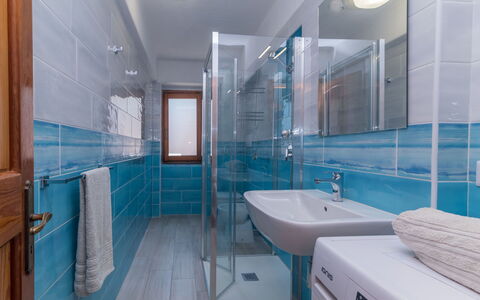 Sa Murta: Miroir, Robinet, Évier, Luminaire Plomberie, Salle De Bains, Bleu Azur, Baignoire, Violet, Design Intérieur