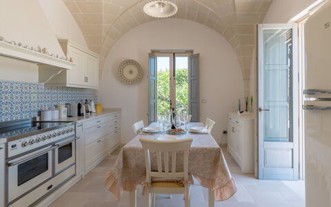 Masseria Villa Il Frantoio: Propriété, Pièce, Blanc, Meubles, Design Intérieur, Bâtiment, Tuile, Salle De Bains, Plafond, Sol