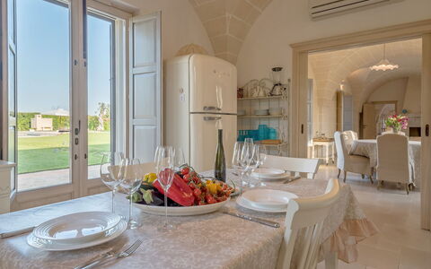 Masseria Villa Il Frantoio: Propriété, Pièce, Design Intérieur, Bâtiment, Meubles, Salle À Manger, Immobilier, Table, Maison, Domicile