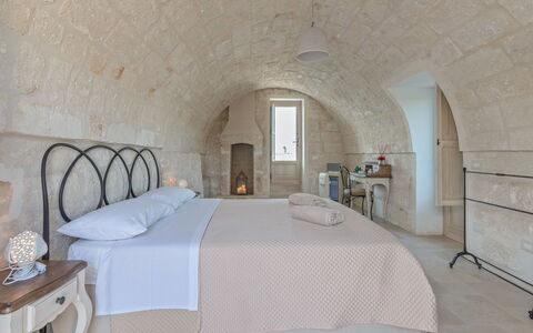 Masseria Villa Il Frantoio: Pièce, Propriété, Chambre, Meubles, Lit, Bâtiment, Mur, Drap De Lit, Design Intérieur, Suite