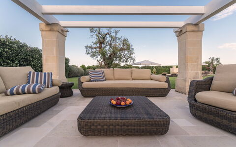 Masseria Villa Il Frantoio: Meubles, Propriété, Pièce, Salon, Design Intérieur, Immobilier, Canapé, Table Basse, Bâtiment, Domicile