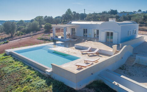 Villa Amelia: Ciel, Propriété, Bâtiment, Fenêtre, Bleu Azur, Ombre, Lot Terre, Architecture, Piscine, Design Urbain