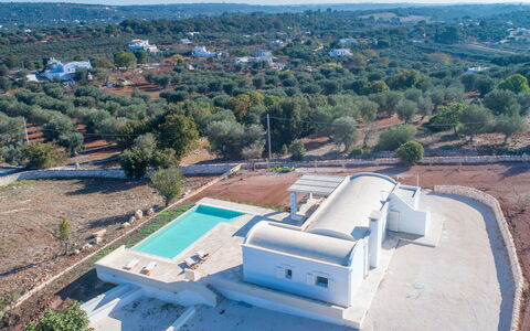 Villa Amelia: Jour, Propriété, Ciel, Bâtiment, Bleu Azur, Arbre, Design Urbain, Plante, Zone Résidentielle, Maison