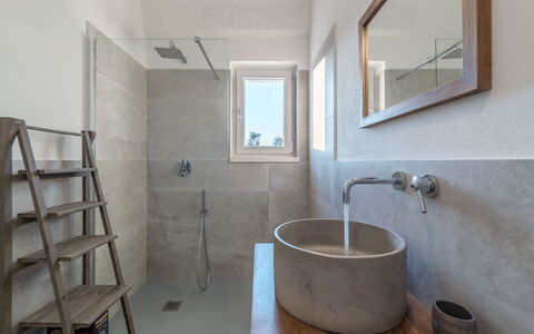 Villa Amelia: Salle De Bains, Pièce, Propriété, Sol, Mur, Architecture, Design Intérieur, Tuile, Maison, Bâtiment