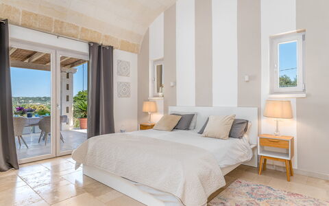 Villa Amelia Ostuni: Meubles, Design Intérieur, Bois, Chambre, Sol, Sol, Lit, Plafond, Domicile, Éclairage