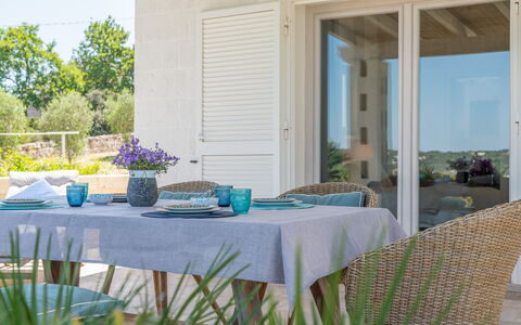 Villa Amelia Ostuni: Meubles, Chaise, Table, Mobilier De Jardin, Table Cuisine Et Salle A Manger, Vaisselle, Tableau De Plein Air, Nappe De Table, Salle À Manger, Serveware