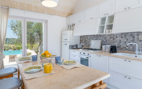 Villa Amelia Ostuni: Meubles, Design Intérieur, Sol, Comptoir, Cuisine, Sol, Domicile, Chaise, Pièce, Cabinetry