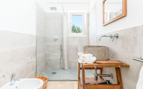Villa Amelia Ostuni: Sol, Sol, Luminaire Plomberie, Design Intérieur, Salle De Bains, Tuile, Robinet, Pièce, Plomberie, Plafond