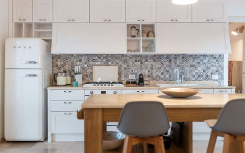 Villa Amelia: Cabinetry, Meubles, Propriété, Bâtiment, Comptoir, Cuisine, Bois, Chaise, Tiroir, Électroménager