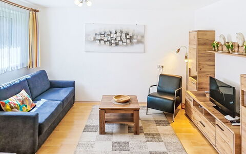 Christine: Meubles, Design Intérieur, Canapé, Sol, Mur, Sol, Salon, Pièce, Bois, Plafond