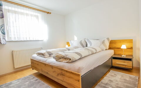 Christine: Chambre, Meubles, Lit, Pièce, Propriété, Drap De Lit, Cadre De Lit, Sol, Design Intérieur, Matelas