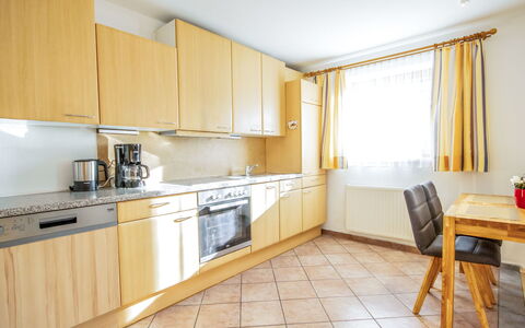 Christine: Propriété, Pièce, Meubles, Cuisine, Cabinetry, Bâtiment, Design Intérieur, Jaune, Comptoir, Maison