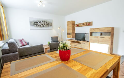 Christine: Propriété, Pièce, Meubles, Design Intérieur, Bâtiment, Maison, Immobilier, Chambre, Sol, Table