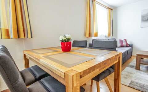 Christine: Meubles, Pièce, Propriété, Salle À Manger, Table, Design Intérieur, Table Basse, Maison, Domicile, Immobilier