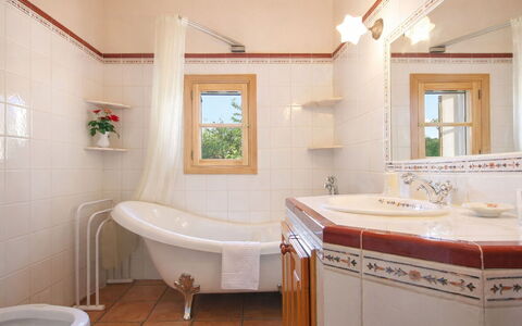 Mavi: Salle De Bains, Design Intérieur, Luminaire Plomberie, Lavabo, Sol, Mur, Évier, Sol, Robinet, Baignoire