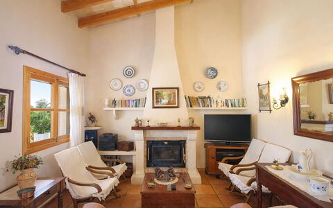 Mavi: Meubles, Design Intérieur, Mur, Sol, Bois, Salon, Canapé, Plafond, Pièce, Chaise