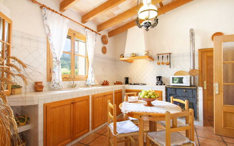 Mavi: Design Intérieur, Meubles, Sol, Bois, Cuisine, Plafond, Sol, Comptoir, Cabinetry, Pièce