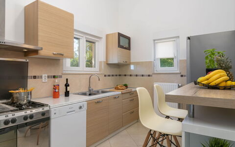 Casetta Filip: Pièce, Propriété, Comptoir, Meubles, Cuisine, Cabinetry, Design Intérieur, Jaune, Bâtiment, Maison
