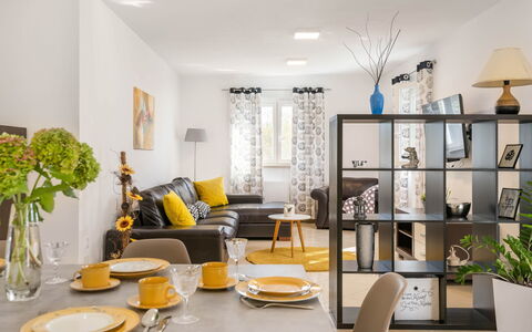 Casetta Filip: Design Intérieur, Pièce, Salon, Meubles, Jaune, Propriété, Bâtiment, Table, Table Basse, Maison