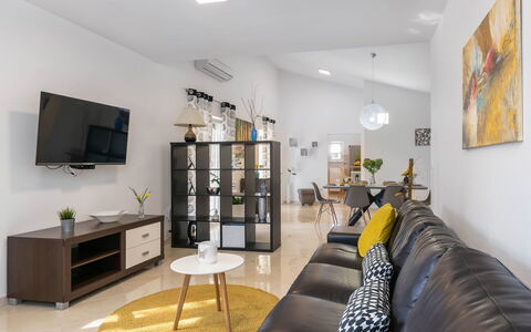 Casetta Filip: Cadre, Table, Meubles, Canapé, Bâtiment, Télévision, Design Intérieur, Cabinetry, Plante D'Appartement, Étagère