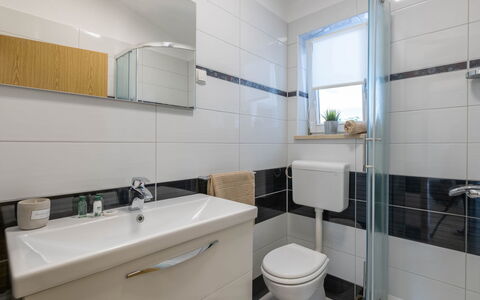 Casetta Filip: Miroir, Luminaire Plomberie, Robinet, Évier, Propriété, Armoire De Toilette, Cabinetry, Lavabo, Salle De Bains, Bâtiment