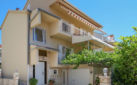 Nikica: Ciel, Plante, Bâtiment, Propriété, Fenêtre, Maison, Lot Terre, Design Urbain, Condominium, Quartier