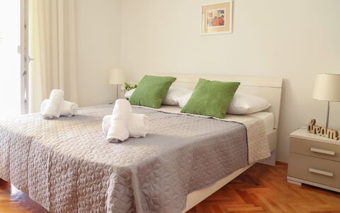 Nikica: Chambre, Meubles, Lit, Drap De Lit, Pièce, Literie, Matelas, Cadre De Lit, Propriété, Design Intérieur