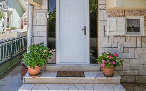 Nikica: Propriété, Porte, Mur, Porche, Pot De Fleur, Maison, Domicile, Bâtiment, Architecture, Façade