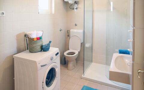 Nikica: Buanderie, Propriété, Siège De Toilette, Luminaire Plomberie, Sécheuse, Toilette, Machine À Laver, Salle De Bains, Bâtiment, Violet