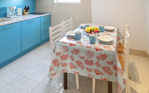 Nikica: Nappe De Table, Pièce, Sol, Propriété, Meubles, Table, Textile, Tuile, Turquoise, Linge
