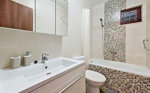 Sofija: Salle De Bains, Luminaire Plomberie, Sol, Design Intérieur, Sol, Lavabo, Évier, Armoire De Toilette, Toilette, Robinet
