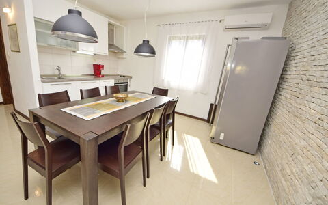 Sofija: Pièce, Propriété, Meubles, Design Intérieur, Sol, Bâtiment, Table, Plafond, Maison, Cuisine