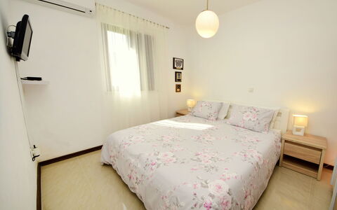Sofija: Chambre, Lit, Drap De Lit, Pièce, Meubles, Propriété, Literie, Cadre De Lit, Design Intérieur, Sol
