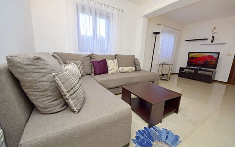 Sofija: Propriété, Pièce, Meubles, Design Intérieur, Salon, Immobilier, Bâtiment, Sol, Table, Chambre