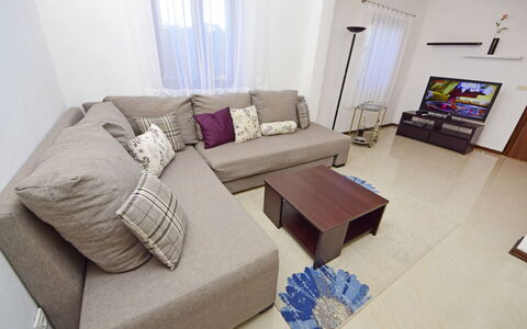 Sofija: Meubles, Pièce, Propriété, Salon, Design Intérieur, Chambre, Table, Violet, Sol, Canapé