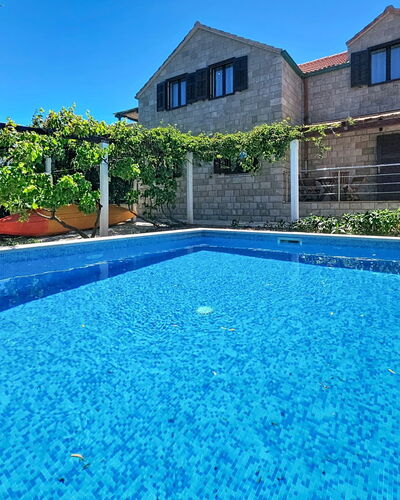 Sofija: Piscine, Bleu, Recours, Composite, Caractéristique De L'Eau, Loisir, Eco Hôtel, Ombre, Biens, Villa