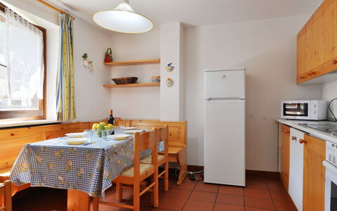 Cesa Palua: Pièce, Propriété, Meubles, Cuisine, Bâtiment, Sol, Maison, Design Intérieur, Table, Immobilier