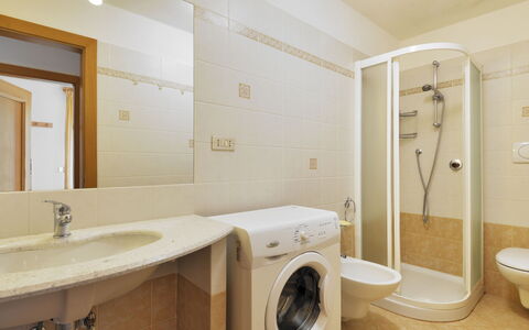 Cesa Palua: Salle De Bains, Pièce, Propriété, Design Intérieur, Buanderie, Mur, Plafond, Évier, Tuile, Bâtiment