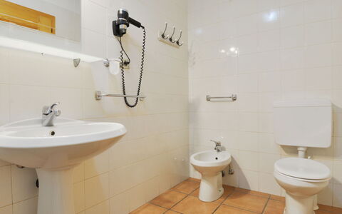 Canazei 620: Salle De Bains, Propriété, Pièce, Luminaire Plomberie, Mur, Robinet, Tuile, Toilette, Design Intérieur, Siège De Toilette
