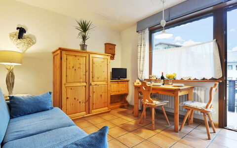 Canazei 620: Meubles, Pièce, Propriété, Design Intérieur, Jaune, Chambre, Bâtiment, Lit, Maison, Sol
