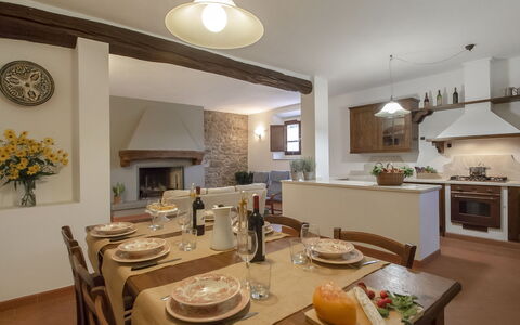 Podere: Pièce, Propriété, Design Intérieur, Meubles, Bâtiment, Salle À Manger, Table, Plafond, Immobilier, Maison