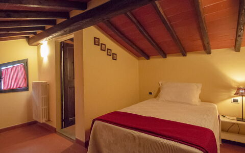 Podere: Chambre, Pièce, Lit, Meubles, Propriété, Plafond, Bâtiment, Design Intérieur, Grenier, Drap De Lit