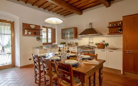 Podere: Pièce, Propriété, Bâtiment, Meubles, Plafond, Design Intérieur, Sol, Cuisine, Table, Maison