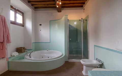 Podere: Luminaire Plomberie, Propriété, Baignoire, Robinet, Salle De Bains, Évier, Violet, Bois, Design Intérieur