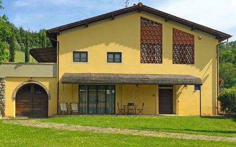 Podere: Bâtiment, Ciel, Plante, Fenêtre, Nuage, Arbre, Maison, Bois, Lot Terre, Chalet